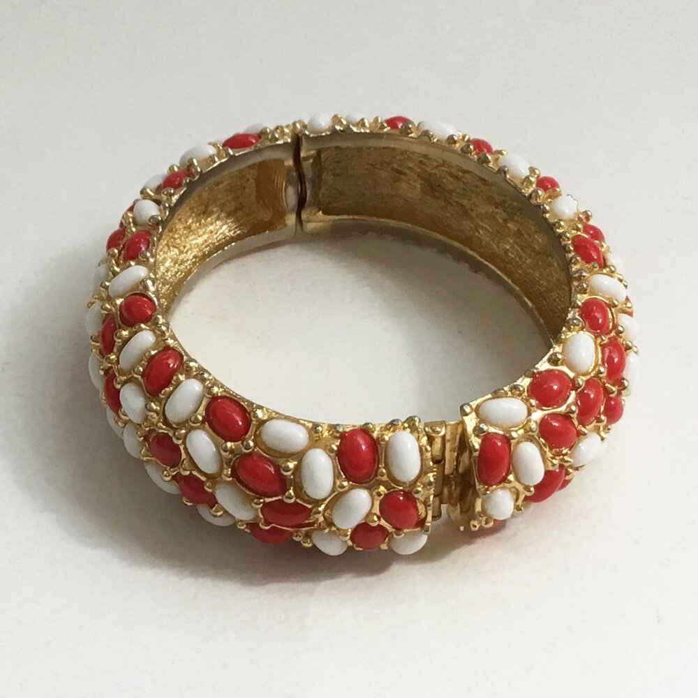 Kenneth Jay Lane KJL Red & White Plastic Cabochon Gold Tone Hinged Bracelet - Picture 2 of 15